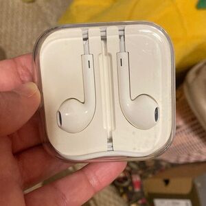 New Apple Wired Earbuds in Clear Case